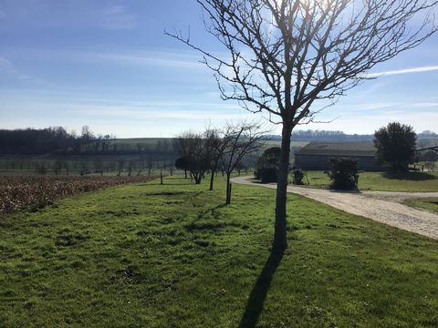 Propriété avec maison en pierre, piscine, dépendances à la campagne sur un terrain d’environ 12 hectares.