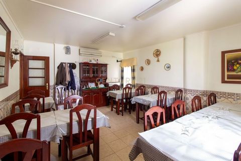 With a prime location, right next to the section of the National Highway 121 that connects Beja to Lisbon and the coast, this café-snack bar in Vila de Beringel is a safe and attractive investment for any investor. The building consists of a ground f...