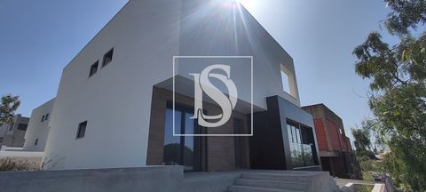 We present this magnificent contemporary villa, ideal for those looking for comfort, space and elegance. With five bedrooms with built-in wardrobes, one of them located on the ground floor, and another on the upper floor with a private balcony, this ...