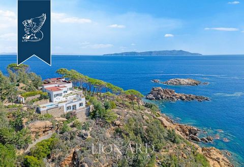 Situata nella suggestiva cornice dell'Isola del Giglio, questa esclusiva villa pieds dans l'eau è in vendita nella pittoresca area di Giglio Porto, su un promontorio che scende dolcemente verso le acque turchesi del Mediterraneo. La proprie...