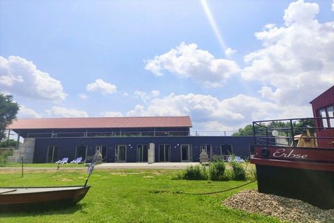 Das Apartment wird trotz der unterirdischen Lage mit viel Tageslicht durchflutet. Genießen Sie einen hohen Wohnkomfort mit idealen Klimaverhältnissen. Auf der eigenen Terrasse haben Sie einen direkten Blick auf Wiese, Wald und das Filmschiff 