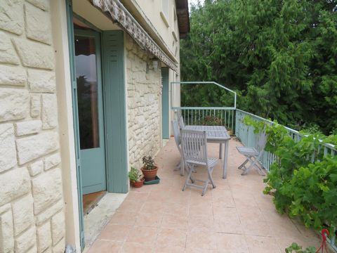 Maison indépendante sur terrain 3800 m2 et vue dominante.