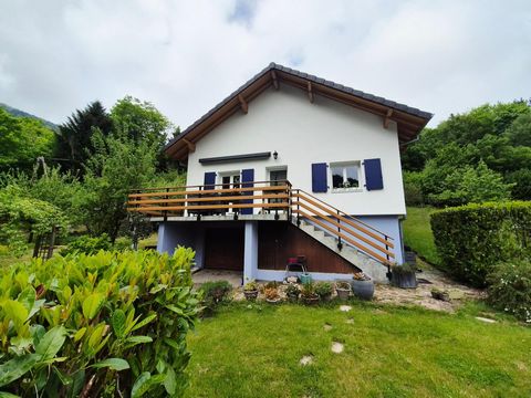 Découvrez cette charmante maison rénovée de 90 m² avec 62 ares, nichée dans d’un village paisible, offrant une vue imprenable, un intérieur chaleureux et un jardin fleuri avec piscine, le cadre idéal pour une vie sereine et confortable.