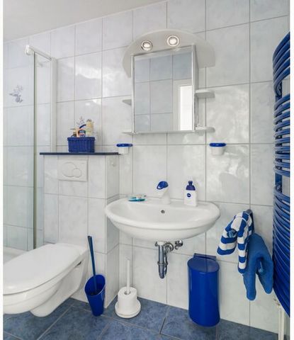 Die Ferienwohnung : 45 m² für 1-2 Erwachsene und ein Kind In anderen Wohnungen mehr , Wohnzimmer, Küche, Bad. Kinderbett und Hochstuhl vorhanden, Terrasse, Liegewiese, Waschmaschine und Trockner gegen Gebühr. Abstellmöglichkeit für Fahrräder, Pkw-Par...