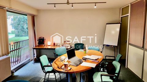 Belle opportunité: local commercial résidence Pierrefontaine avec 3 bureaux, une entrée salle d’attente, une grande salle de réunion modulable pouvant se séparer en deux, une cuisine, une pièce salle d'attente avec douche, des toilettes s...