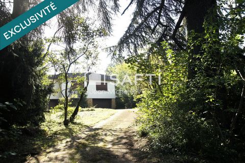 Je vous propose en Exclusivité cette maison à rénover et à fort potentiel sur 2500 m2 de terrain entièrement clos, sans vis-à-vis, implantée sur la commune de Sainte-Foy-Lès-Lyon.