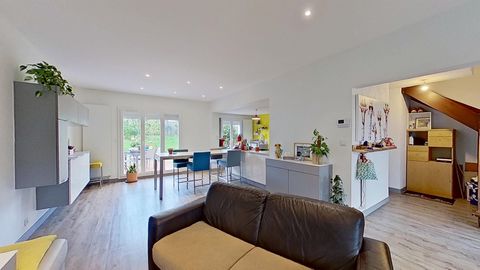 L'Hôtel Immobilier, votre spécialiste de l'immobilier à Nancy et alentours, vous propose cette belle maison entièrement rénovée idéalement située à Nancy sur le secteur de Gentilly dans un lotissement résidentiel, familial, convivial et calme. À prox...