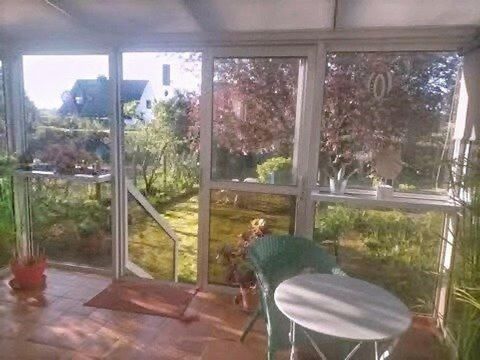 Maison familiale avec jardin paysager, 3 chambres, bureau et sous-sol complet.