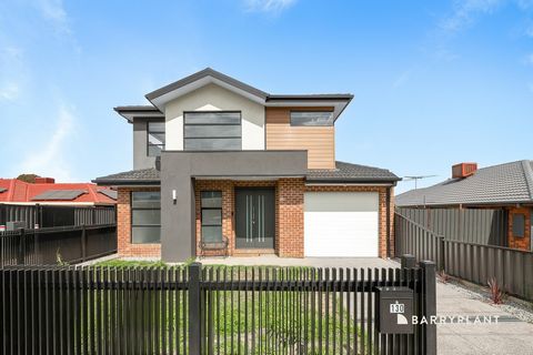 Cette élégante maison de ville de trois chambres offre espace, confort et design intelligent dans un emplacement familial, à distance de marche des boutiques de Meadow Heights et des sentiers de randonnée et des parcs de Broadmeadows Valley. Le rez-d...