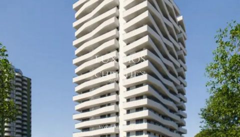 Moderne  2-Zimmer-Wohnung am Strand , mit großen Balkonen und luxuriösen Oberflächen , in einer privaten Wohnanlage mit Schwimmbad und Garage , in Praia da Rocha, Portimão, Algarve . Im Herzen von Praia da Rocha in Portimão befindet sich diese exklus...