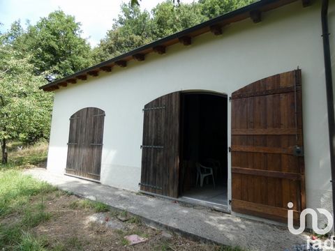 À seulement 5 km de Sesta Godano Nous proposons un grand magasin nouvellement construit (ANTI-SISMIQUE), TOIT EN BOIS, GRANDES FENÊTRES Terrain d’allée en bandes d’environ 10 000 mètres carrés. Directement sur la route principale, très pratique Très ...