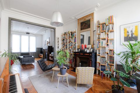 Nancy, secteur Foch/Commanderie, très belle maison en Pierre construite en 1898, lumineuse, parfaitement entretenue (électricité, chauffage gaz à condensation, double vitrage, sanitaires modernes, etc.) et au caractère conservé (parquets, moulures, b...