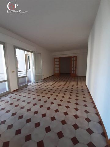 CECINA, w prywatnym i cichym miejscu, 150 metrów od centrum miasta, mieszkanie na sprzedaż na parterze prestiżowego kondominium. Nieruchomość wymaga modernizacji i jest rozmieszczona w następujący sposób: duży hol wejściowy, garderoba-garderoba, dwuo...