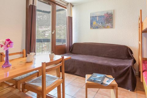 The Residence Les Chalmettes in Montgenèvre is directly on the ski slopes. The shops and ski school are 500m from the residence. The residence is a 4 storey building and has a lift. Surface area : about 26 m². 1st floor. Orientation : West. Living ro...
