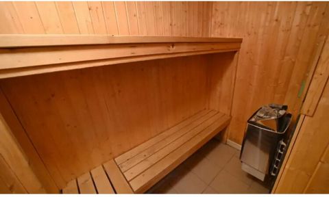 Dit rustig gelegen vakantiehuis in de Ardennen heeft 4 slaapkamers, waardoor het ideaal voor een familievakantie is. In de sauna en het ligbad kan je helemaal tot rust komen. Je verblijft in Residence La Rochette dat op slechts 1 km van het centrum v...