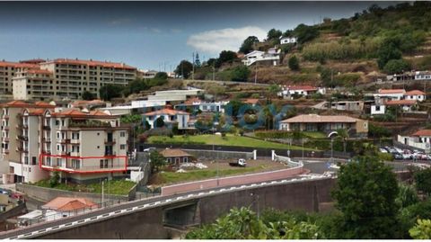 Shop for Sale in the Caniço area located about 60 meters from the Caniço Shopping Center It is located on the Ground Floor of the Tina Building with a total area of 300m2, also includes 5 exclusive outdoor parking spaces and 2 storage rooms with 40m2...