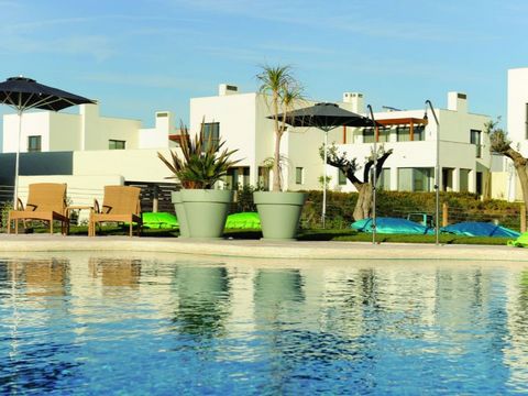 REAL ESTATE INVESTMENT OPPORTUNITY at Martinhal Sagres Beach and Family Resort Guaranteed return of 3% per year for 6 years. Owner use of 10 weeks per year (8 weeks low season, 2 weeks high season, not including July/August) The property: 2 bedroom v...