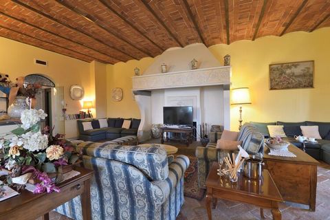 This beautiful villa with a private swimming pool and wellness area is in the middle of the Tuscan countryside. With all its facilities this villa offers the holidays from your dreams, with family and friends! Start the day with a walk along the roll...