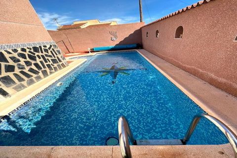 Deze aangename villa aan de Spaanse Costa Blanca is voorzien van airconditioning en een privézwembad. Ideaal voor zonnige vakanties met familie of vrienden. Playa de Marina ligt op 5 km van het verblijf, en je kunt er je vakantiedagen ontspannen spen...