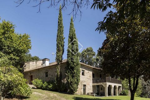 In the foothills of Monte Aloia, in a secluded area surrounded by wood and forest land, we find the exceptional estate renovated and decorated with exquisite taste. A traditional Galician-type stone estate dating back to the mid 1800s, offering a lar...