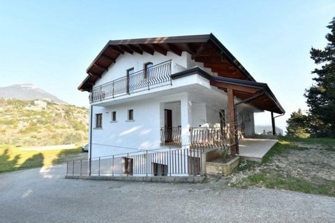 In the municipality of Trentinara we offer a large semi-detached villa for sale on 3 levels with a garden. The newly built villa has high quality finishes and is immediately habitable. On the ground floor we find the first housing unit consisting of ...