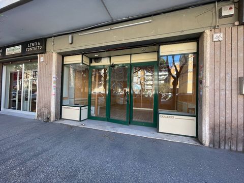 In the heart of Ostia, more precisely in Via Diego Simonetti, one of the most commercial streets in the area, we offer the sale of a commercial space C1 of 55 square meters cca well located and of certain commercial interest. The property is on one l...