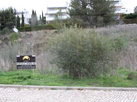 Urban land with 1390m² located near the beach 'Cabanas Velhas' and 2 minutes from the fishing village of Burgau. It allows the construction of a villa with gross construction area up to 220m², with two floors and swimming pool, having the land some s...