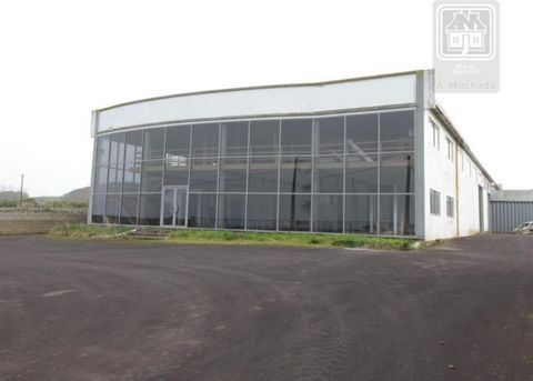 Building / Warehouse consisting of 2 floors, with 1,561 m2 of private gross area and 1,209 m2 of implantation area, inserted in a plot of 2,904 m2 located about 1 km from the center of the parish of Agualva, Praia da Vitória. The building consists of...