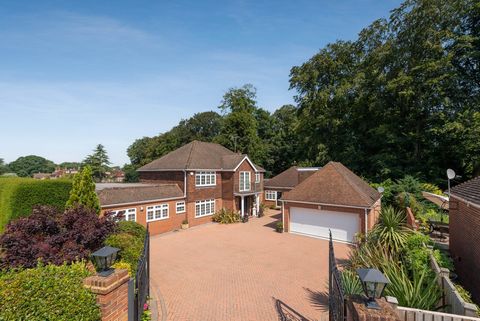 An impressive seven bedroom detached home located on a prestigious no through road and backing on to woodlands. Nestled in the sought after Daws Hill area, Wallingford House is an immaculately presented family home with over 4,500 square feet of acco...