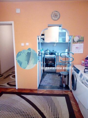 Proponiamo in vendita il primo piano di una casa in mattoni a due piani su una lastra, con una superficie di 100mq. con ingresso indipendente e 1/2 id. parte del cortile /250mq/, situato nella zona della Scuola Militare. Distribuzione: corridoio, amp...