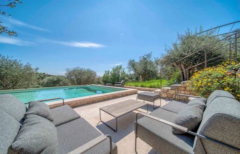 Authentic Provencal villa located in Le Rouret. This property combines space and an ideal location, in the Village district and close to schools, the airport (30 km), the golf course (4 km) With an interior surface area of ​​240 m². It provides volum...