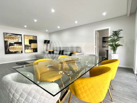 Appartement F4 de 128 m2 de surface de plancher, neuf, dans une copropriété privée avec deux piscines, balcon et une place de parking, à Quelfes, Olhão, Algarve. Il est composé d'un salon, d'une cuisine intégrée et équipée, de trois chambres avec pla...