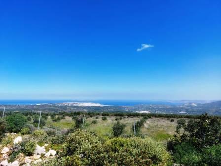 Achladia, Sitia, Oost-Kreta: Fantastisch bouwperceel op 6 km van de zee. Het perceel is 8.900m2 en kan tot 250m2 bebouwd worden. Het heeft een goede toegang en slechts een klein deel is toegankelijk via een landbouwweg. Het perceel heeft wilde kruide...