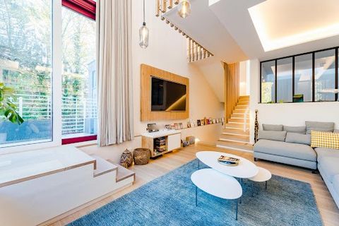 Between Dieweg and Wolvendael Park, we invite you to discover this beautiful contemporary house built in 2019 in a resolutely 'Nordic' spirit combining a very warm atmosphere and the comfort of the latest techniques. With a living area of +/- 300 m²,...