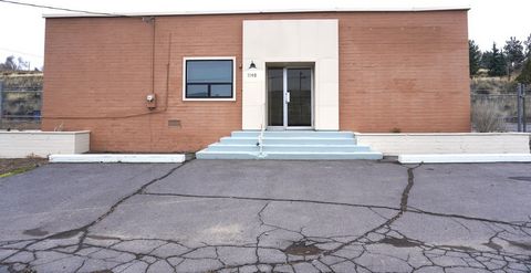 Excellent owner-user or investor opportunity zoned for light industrial. 3,000 SF building with two offices, a drive-in bay with one roll-up door and multi-level workspaces that would work well for a small manufacturing or processing business. There ...