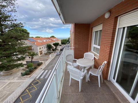 OPPORTUNITY, Apartment for sale in the heart of Sant Carles de la Rapita. You will completely forget about your car as you will be able to walk to all the shops and the beaches of La Rã pita located less than 5 m. walk. The apartment has an area of 5...