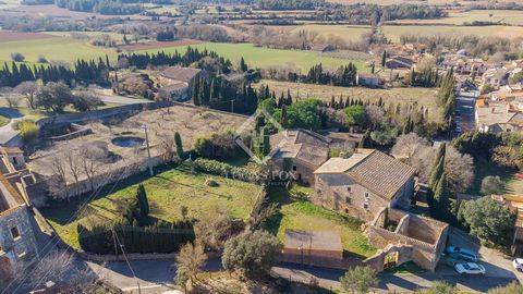 Can gener is a large farmhouse linked to the Gener family from the 13th century to the mid-19th century. It is located in Vilaür (Alt Empordà), very close to the main roads, 30 minutes from the city of Girona, 25 minutes from Girona airport, and 15 m...