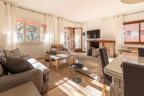 Lucas Fox presents this spacious and bright independent house, available for rent with a short- room contract (from 30 days to 11 months). It is located in the heart of Parc Central (Sant Cugat del Vallès), a quiet residential area well connected by ...