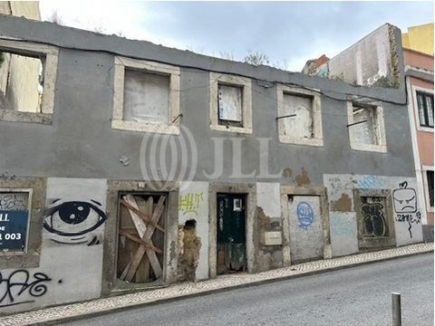 Building for complete renovation, located in the heart of Campo de Ourique neighborhood, on a 154 sqm plot of land. This building had an approved Architectural and Specialties Project in 2020 by the Lisbon City Council, which expired due to lack of c...
