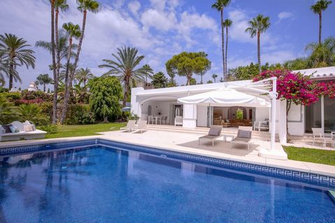 Detached 3 bed villa in El Paraiso for short term rental from June to October 2024. Beautiful villa that has been renovated to create space and harmony. The entrance area of the villa is very spacious and can accommodate up to 6 cars. The outside of ...