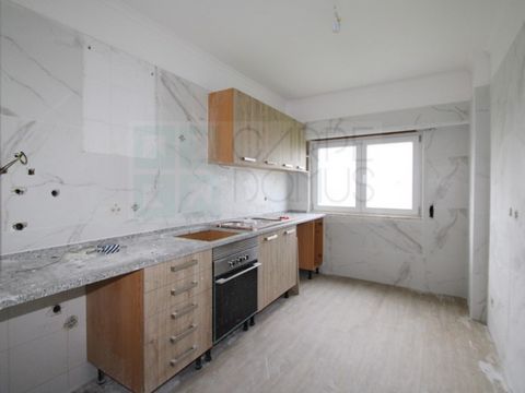 2 bedroom flat equipped, with balcony, in Cavaleira-Algueirão, Sintra. Apartment consisting of entrance hall, living room with balcony, modern equipped kitchen, bathroom with shower, and 2 bedrooms with wardrobes. Fully renovated building with 4 floo...