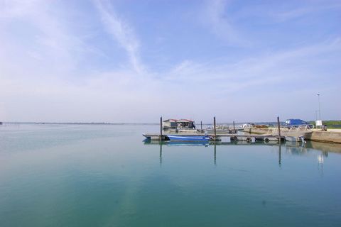 Maison de vacances ensoleillée, située en bord de mer, à proximité de Venise. Cette maison de vacances, qui compte plusieurs appartements, se trouve à seulement 800 m de la jolie ville touristique de Rosolina Mare, et à 250 m de la plage. Ces apparte...