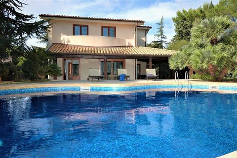 Located in Valderice, this lucurious 3-bedroom holiday home is perfect for a small group or a family travelling with children. This home also has a private swimming pool and a private garden to lounge. The picturesque and charming towns of Erice (10 ...