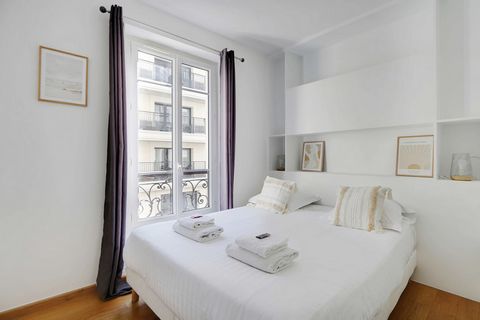 It is a 30m² apartment on the 2nd floor with an elevator, located only 4 minutes walk from the Clichy-Levallois train station. It is composed of: - An open kitchen, equipped and functional: fridge, stove, coffee machine, toaster, kettle, oven ... - A...