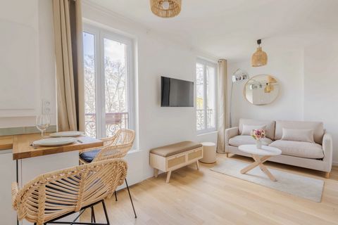 This beautiful apartment, renovated and decorated with taste, is located on the 3rd floor without elevator. In the heart of Paris, this 23m2 apartment is composed as follows A living room with a sofa A night space with a double bed An open and equipp...