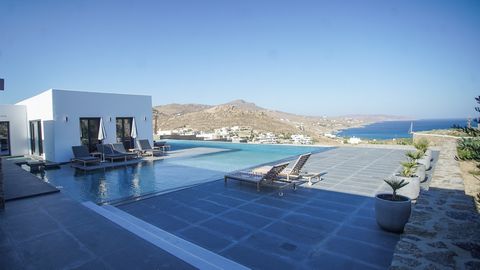 Traditionelle Architektur trifft auf modernes Design in diesem luxuriösen Rückzugsort an der Küste. Diese atemberaubende 360 m² große kykladische Villa befindet sich in einem außergewöhnlichen Teil von Mykonos, einem Top-Luxusziel im Mittelmeer, und ...