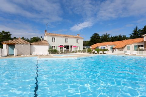 This charming holiday residence is located only 500m from the beach, between the dunes and the forest, and 10km from the beautiful seaside resort of Saint Hilaire de Riez. 12 km of white-sandy beaches and dunes are easily reachable by means of a pede...