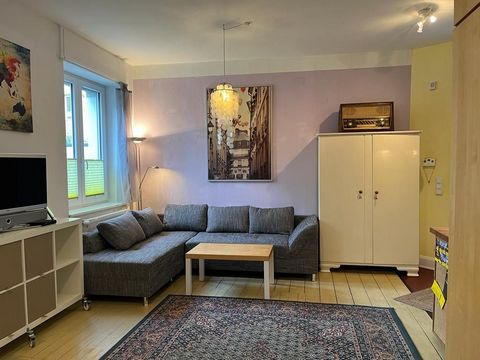 Very central: freshly renovated 1-room-apartment in Rüttenscheid - located directly at the market - offers a view of the greenery Ideal for singles or business people. In the rear courtyard of a renovated old building, with its own entrance and car p...