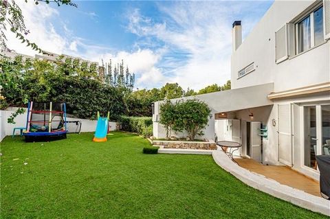 Villa in residential area with pool in Portals Nous area. The house has an area of approximately 165m2 and consists of a spacious living room with modern fireplace and open kitchen all surrounded by terraces, 3 double bedrooms, fitted wardrobes, 2 ba...