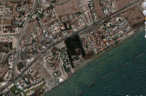 A building plot of 1331 sq.m is available for sale off Larnaca Dhekelia Road and only 300m from the beach. It is situated in a nice quiet area. Part of it is in residential zone H5 - Density 30%, coverage 20%, 2 floors, 8.3m and part of it is in the ...